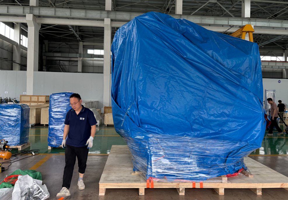 大型重型设备运输易破损？定制木箱包装解决物流难题